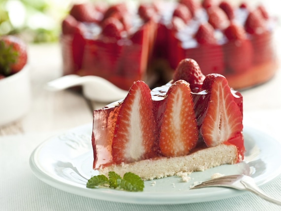 Biszkopt z truskawkami i galaretką