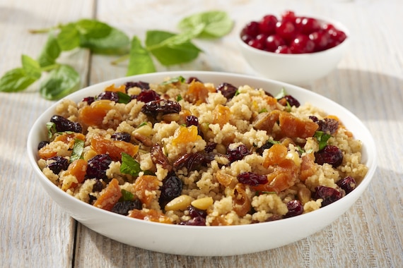Sałatka kuskus z suszonymi owocami i orzechami pinii