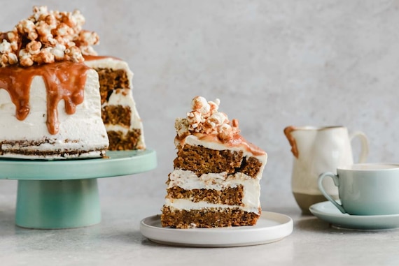 Tort marchewkowy z popcornem