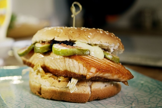 Burger z łososiem