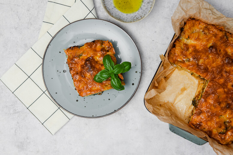 Zapiekanka z kiełbasą i leśnymi grzybami 