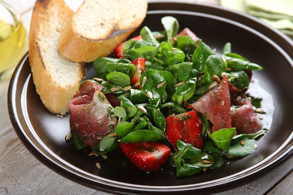 Aromatyczna sałatka z truskawkami i suszoną szynką