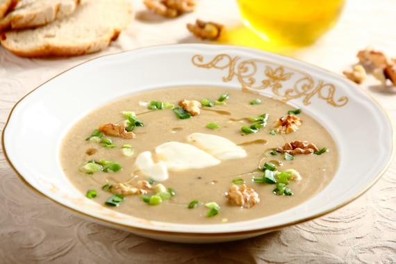 Aromatyczna zupa grzybowa z orzechami i szczypiorkiem 