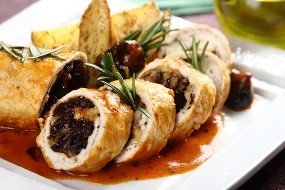 Aromatyczne roladki z kurczaka z oscypkiem i sosem śliwkowym