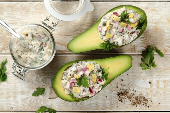 Awokado nadziewane pastą śledziową z kaparami