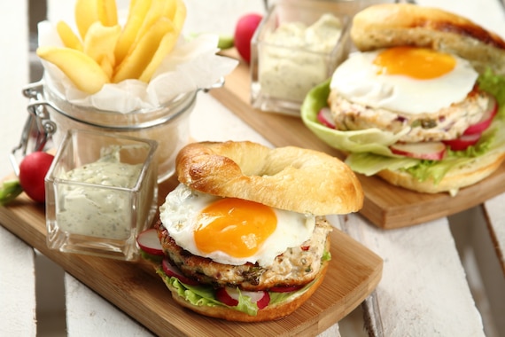 Bajgiel z hamburgerem z kurczaka i sadzonym jajkiem 