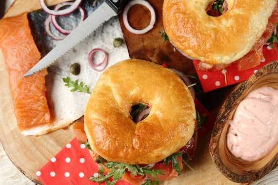 Bajgiel z wędzonym łososiem 