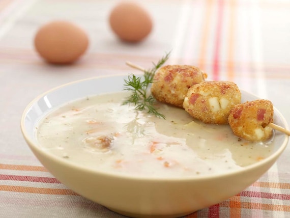 Barszcz biały z kotlecikami z jajek