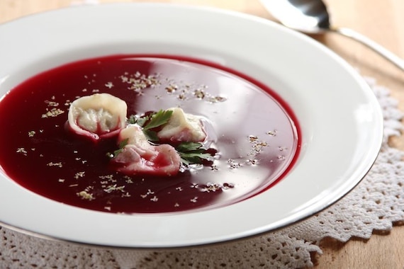 Barszcz czerwony z uszkami i majerankiem