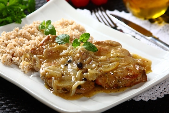 Bitki z karkówki z cebulą