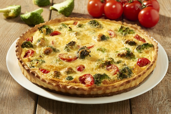 Szwajcarski quiche z brokułami i serem