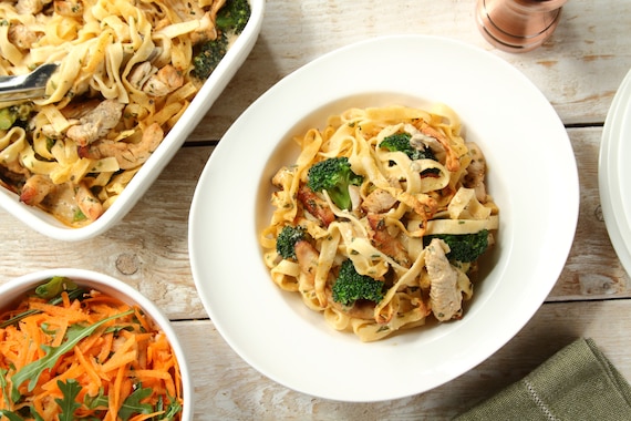 Brokuły zapiekane z indykiem i makaronem, surówka marchewkowa z czosnkiem i rukolą