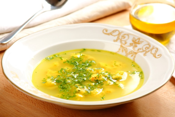 Bulion z lanymi kluseczkami