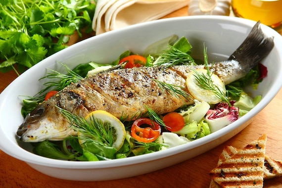 Cały okoń z grilla   