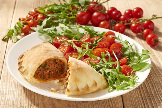 Pieróg Calzone z sosem mięsnym bolognese