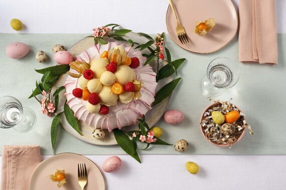 Beza Pavlova z owocami i lodami waniliowymi Carte D’Or