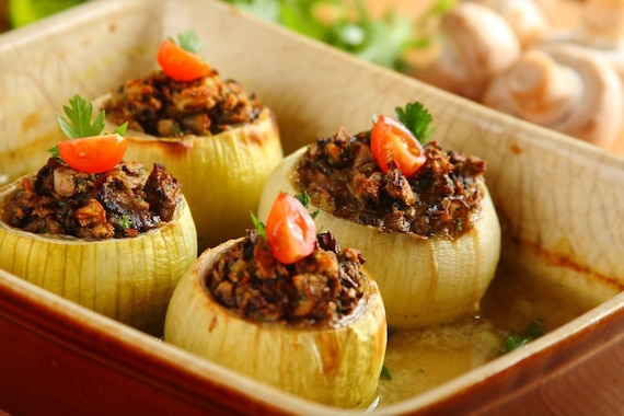 Cebula nadziewana pieczarkami