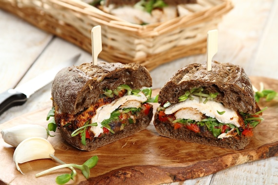 Chrupiąca orkiszowa kanapka z kurczakiem i pastą warzywną 