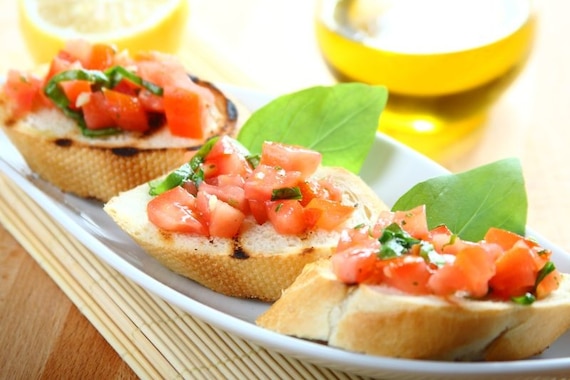 Chrupiące grzanki z pomidorową salsą