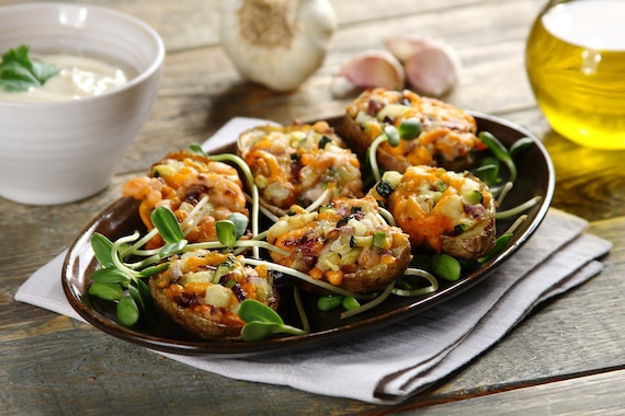 Opiekane łódeczki ziemniaczane z wędzonym łososiem