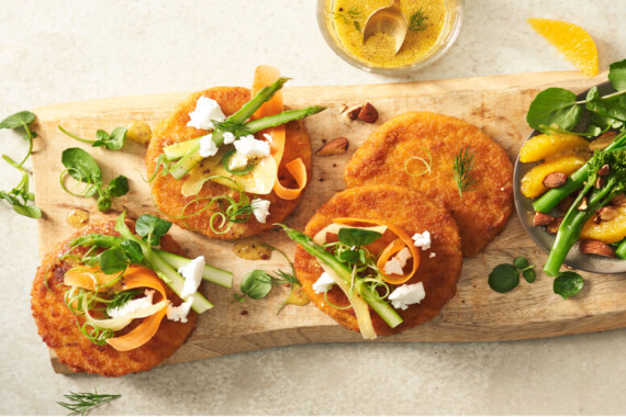 Chrupiące roślinne burgery z fetą i surówką 