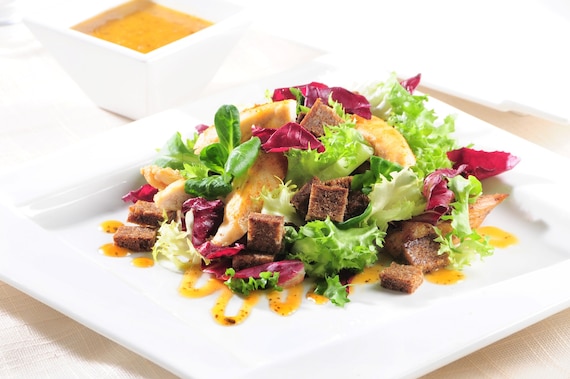 Chrupiące sałaty z pieczonym kurczakiem