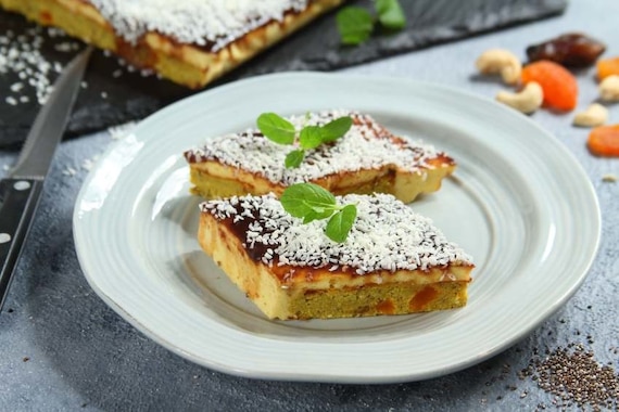 Ciasto z ciecierzycy z czekoladową polewą i musem z mango