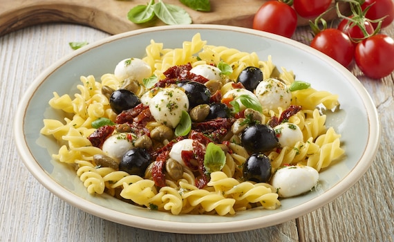 Sałatka makaronowa z suszonymi pomidorami i mozzarellą