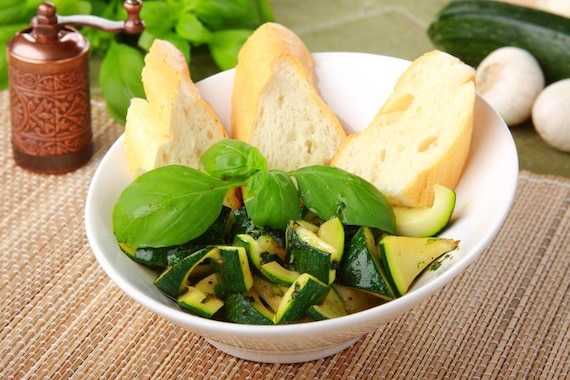 Cukinia z masłem bazyliowym