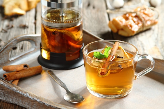 Czarna herbata z suszonym jabłkiem i cynamonem