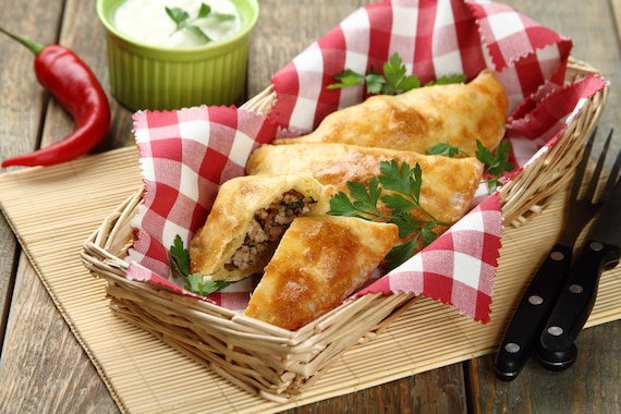 Czebureki nadziewane mięsem mielonym