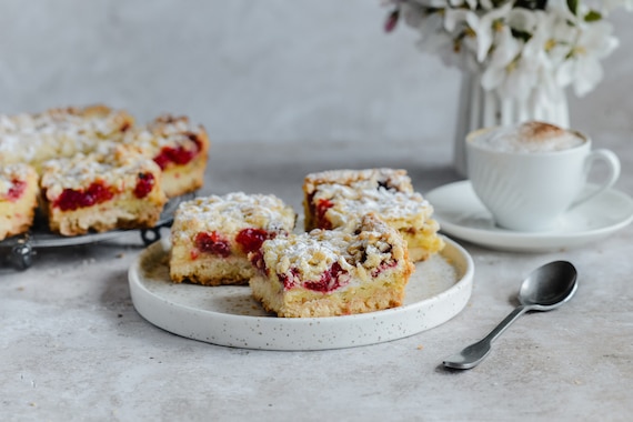 Kruche ciasto z malinami i lekką budyniową pianką