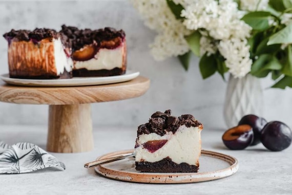 Sernik ze śliwkami i kruszonką 