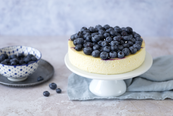 Sernik wiedeński z borówkami