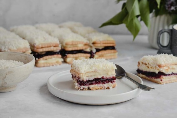 Ciasto z masą budyniową i dżemem porzeczkowym