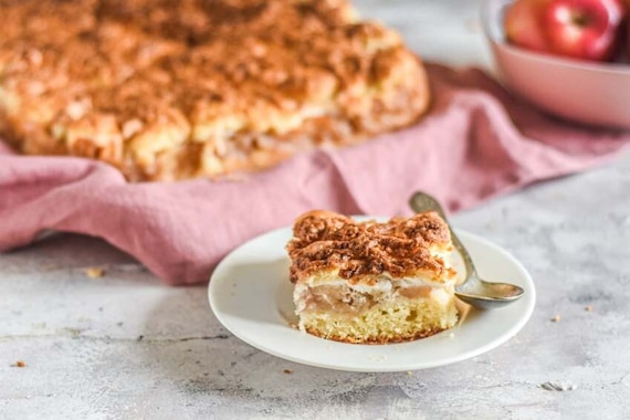 Placek z jabłkami, pianką i kruszonką