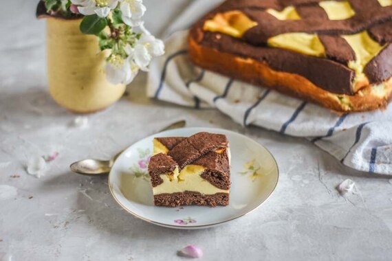 Sernik w cieście kakaowym