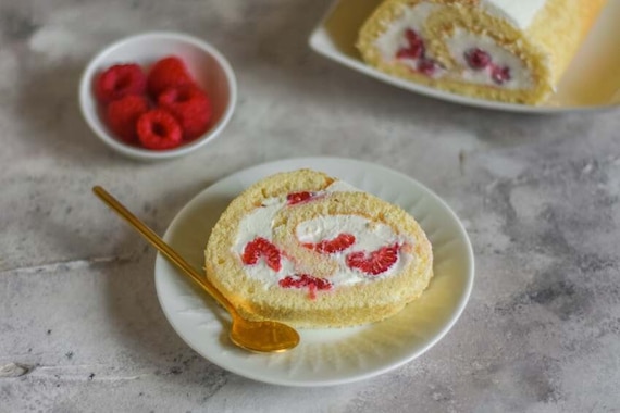 Rolada z bitą śmietaną i malinami