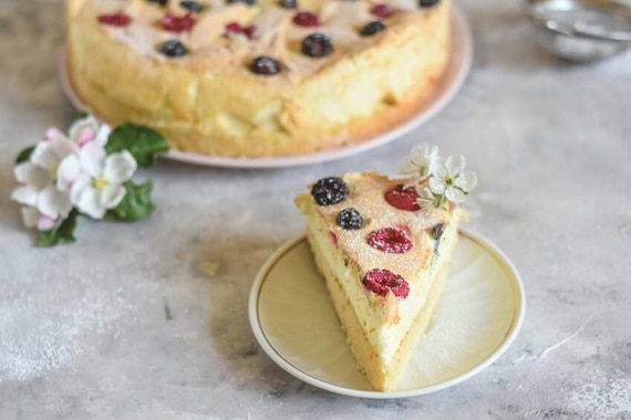 Kruche ciasto z budyniową pianką i owocami