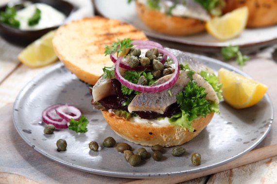 Duńska kanapka ze śledziem marynowanym i pieczonym burakiem