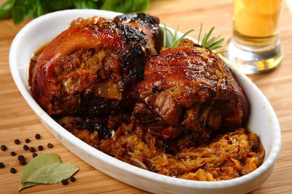 Duszone golonki w kapuście kiszonej 