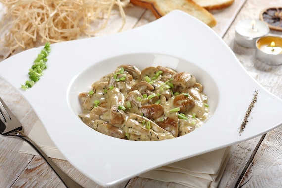 Duszone grzyby w śmietanie