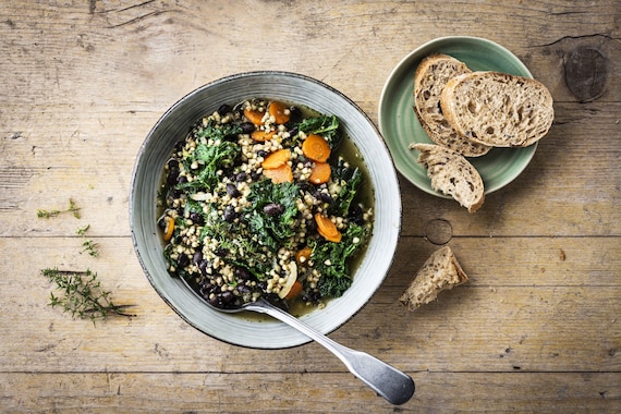 Duszony jarmuż z kaszą gryczaną