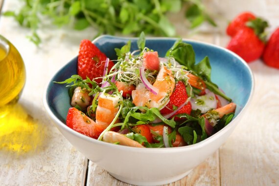 Egzotyczna sałatka z krewetkami, truskawkami i rabarbarem