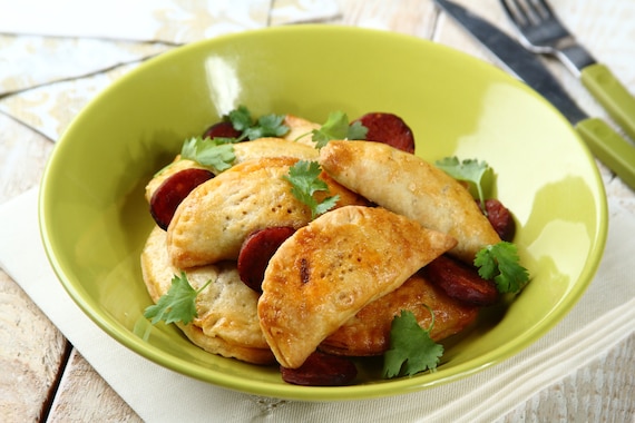 Empanadas z mięsem mielonym, chorizo i fasolą