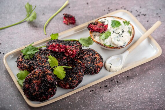 Falafel z burakiem i sosem Tahini z kozim serem