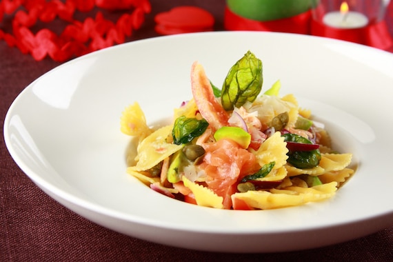 Farfalle z sosem jogurtowym, awokado i łososiem