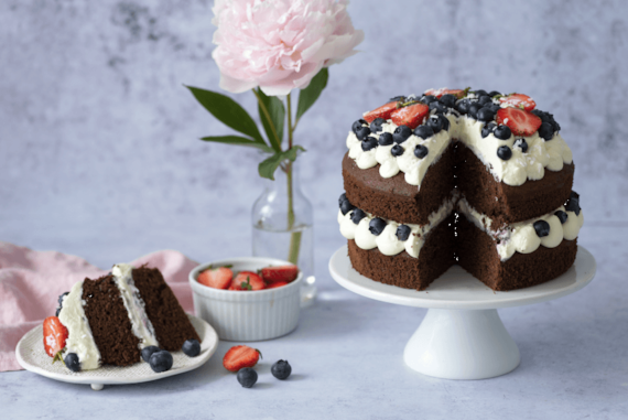 Tort czekoladowy z kremem z białej czekolady