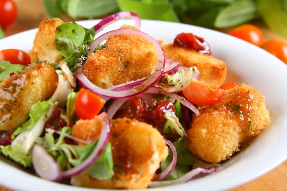 Sałatka z panierowanym serem camembert 