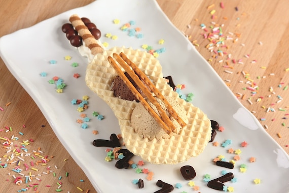 Lody czekoladowe z paluszkami "Gitara"